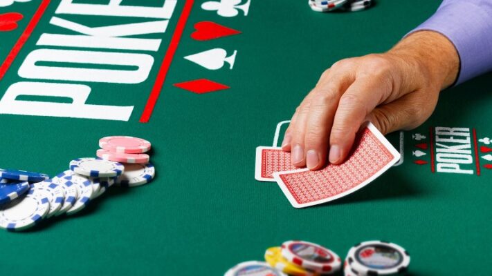Cách chơi poker Texas Hold'em tại 8XBET